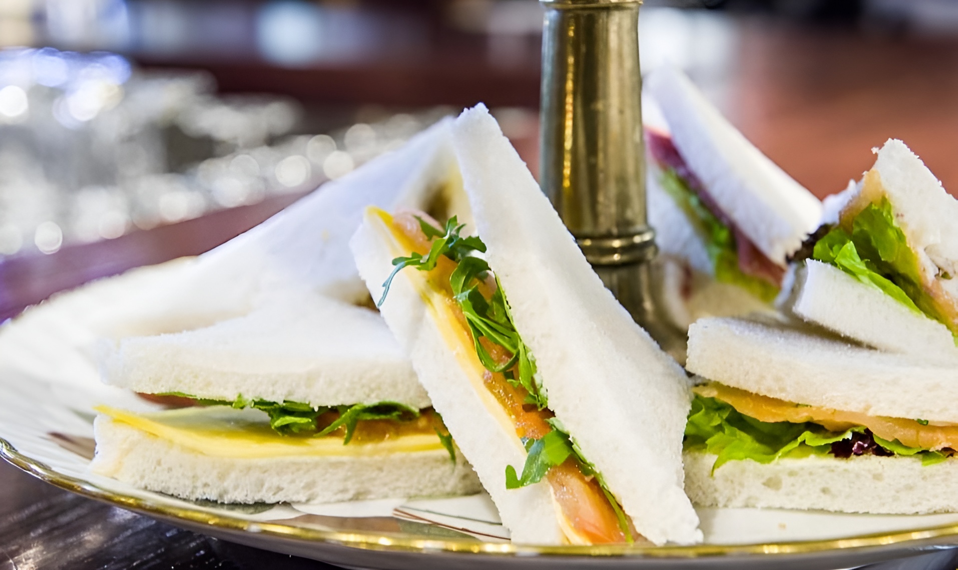 Lunchbroodje met kaas, zalm en sla